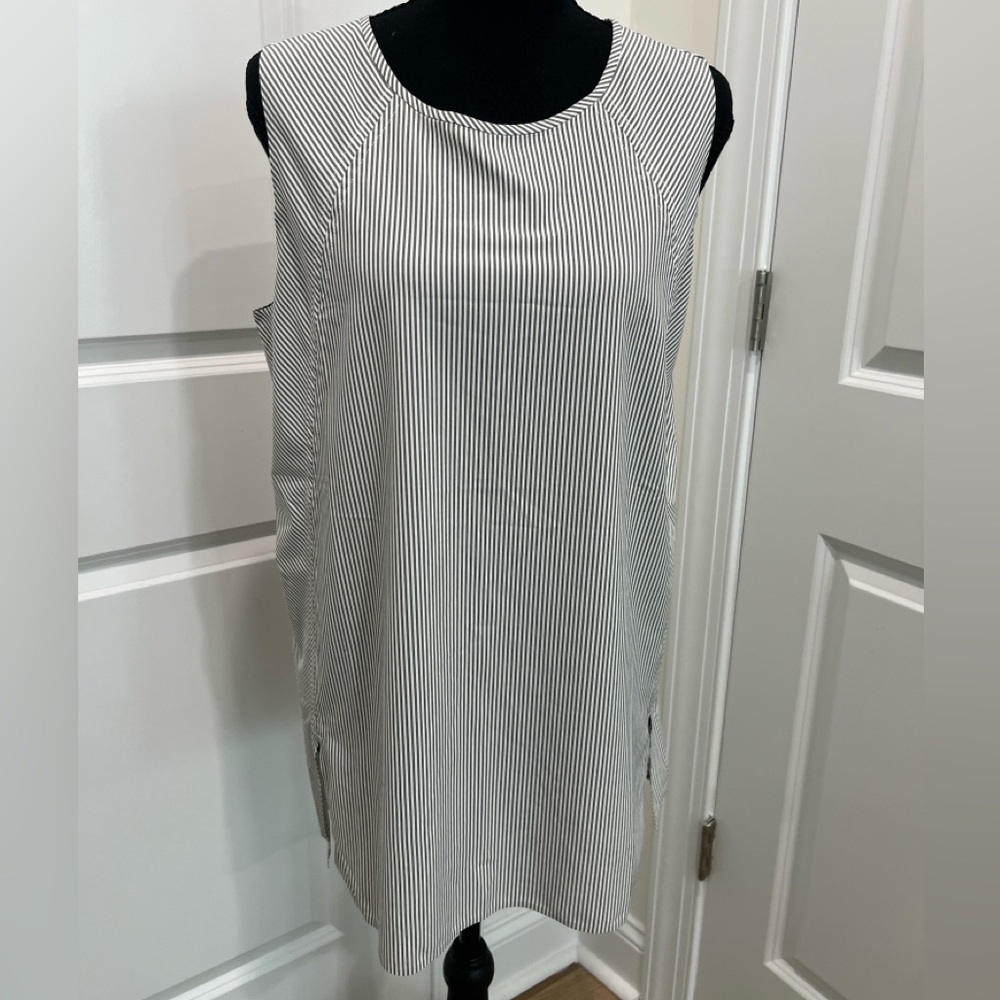 Athleta Black and White Striped Sleeveless NWT Gym Workout Top Medium